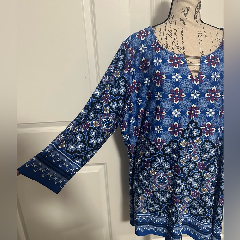 Ruby Rd. Blue and White Floral Tunic - Picture 4 of 10